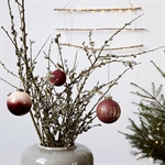 House Doctor julekugler Flock mørk rød 6 cm på gren med andre kugler - Fransenhome